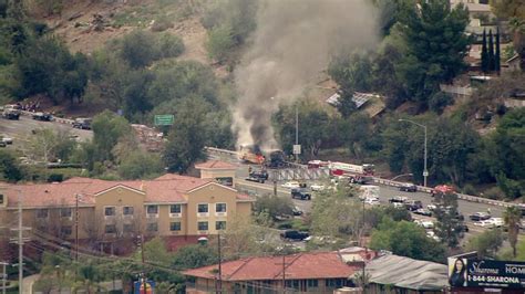 Garage full of cars catches fire in Woodland Hills 